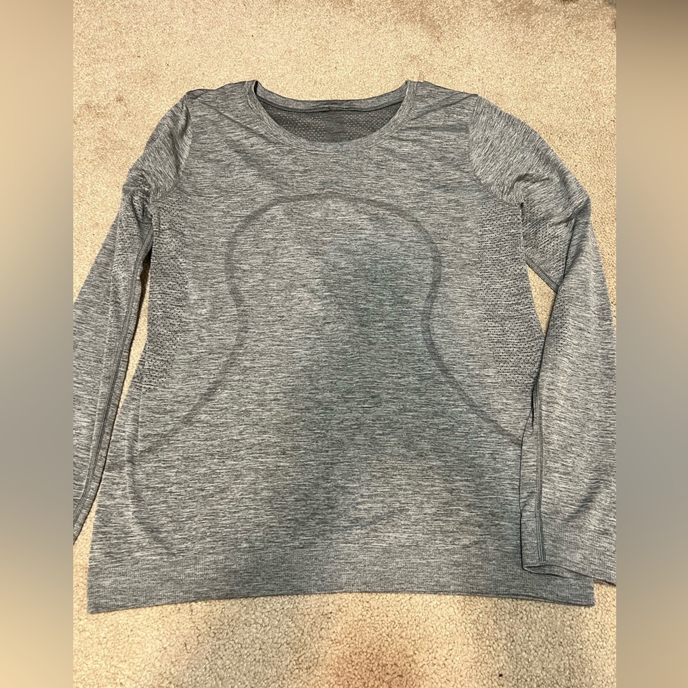 SOLD!! Lululemon Relaxed Swiftly Tech along Sleeve Size 8 heathered gray